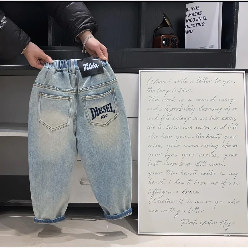 儿童韩版牛仔裤春装2024儿童裤子口袋刺绣字母春秋款裤子百搭潮流