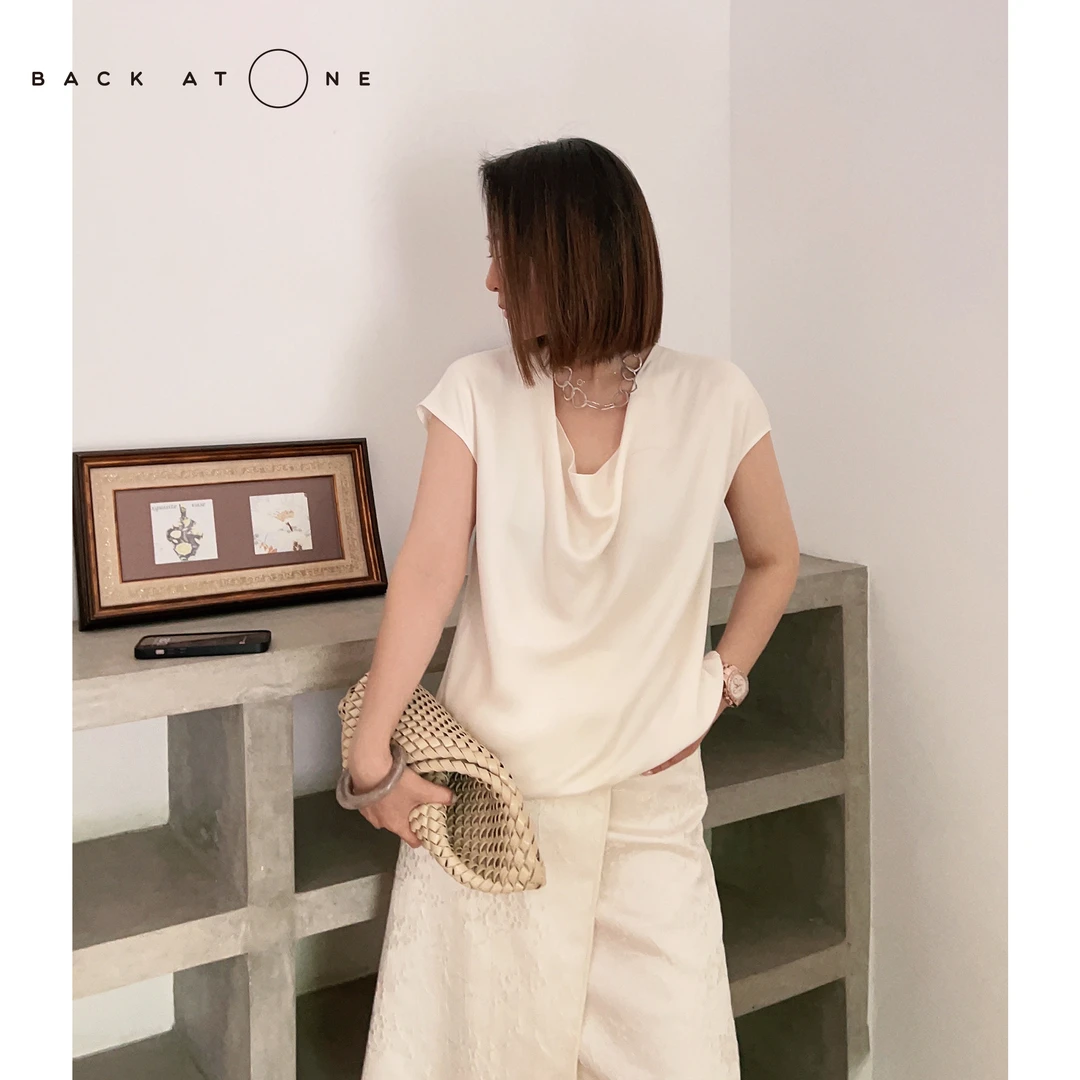 BackAtOne “优雅气息”米白色简约一字荡领无袖T BAO-23SS-B067