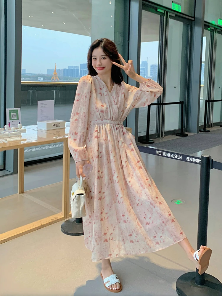 粉色碎花连衣裙女2024春秋新款法式设计感V领度假超仙长款茶歇裙