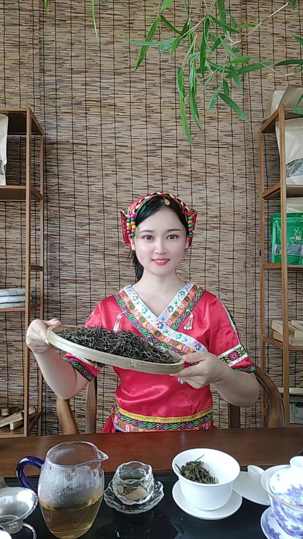 18年无量山头春古树普洱生茶