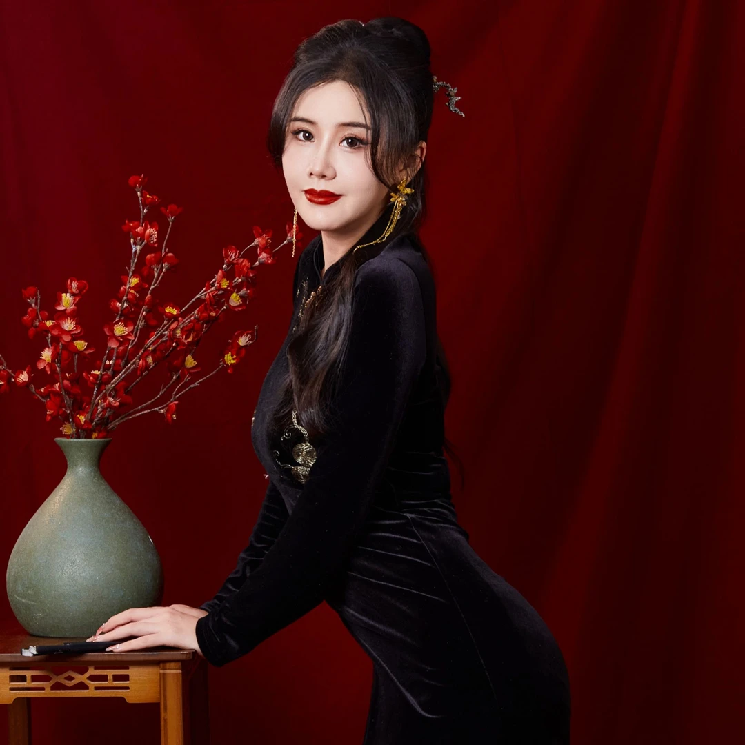 YUN《流金岁月》 气质显瘦时尚黑色修身长款新中式丝绒长袖连衣裙