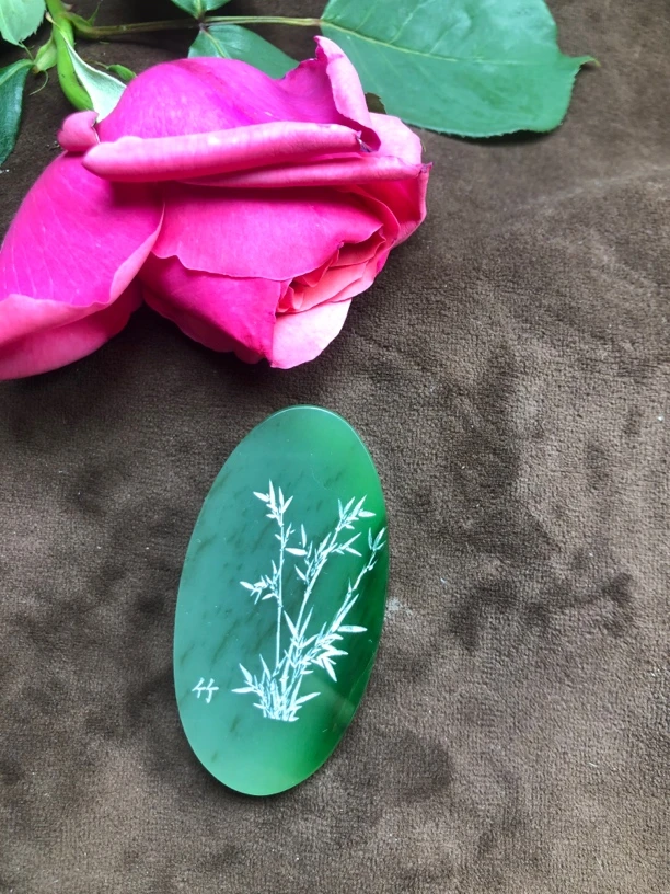 俄罗斯碧玉糖三彩料，挂件，雕刻图兰花和竹子