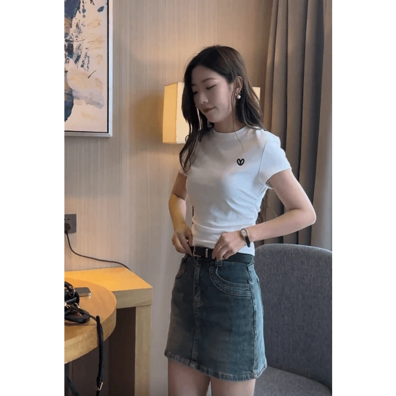 白色显瘦短款短袖t恤女爱心刺绣夏季2024新款上衣+高腰牛仔裙