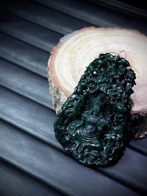 缅甸天然翡翠挂件