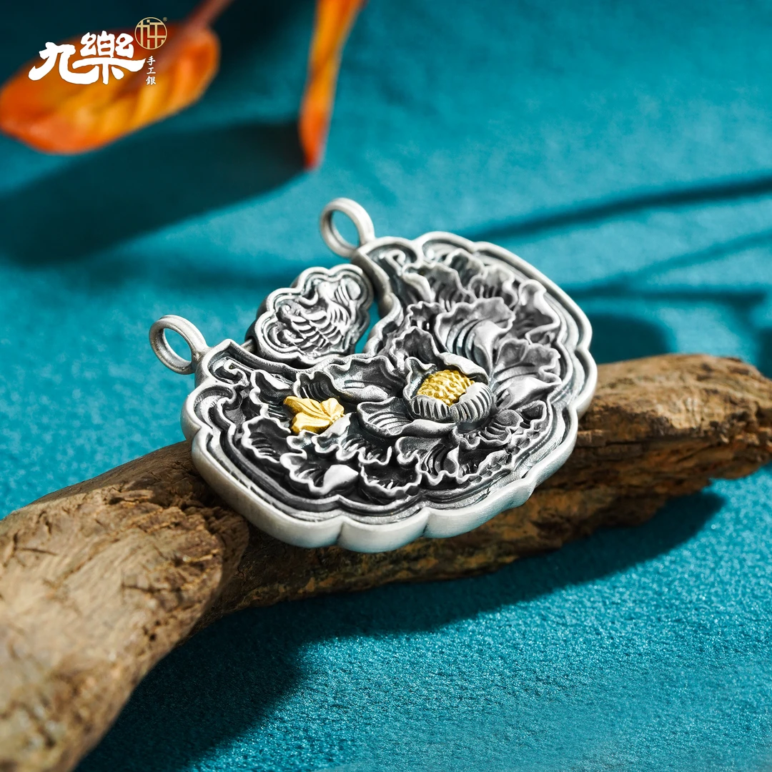 九乐 吊坠足银 999民族风金银错工艺国潮錾刻牡丹锁典雅新中式(C)