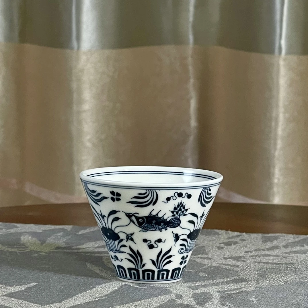 等于堂柴烧出品，手工手绘鱼藻纹青花杯
