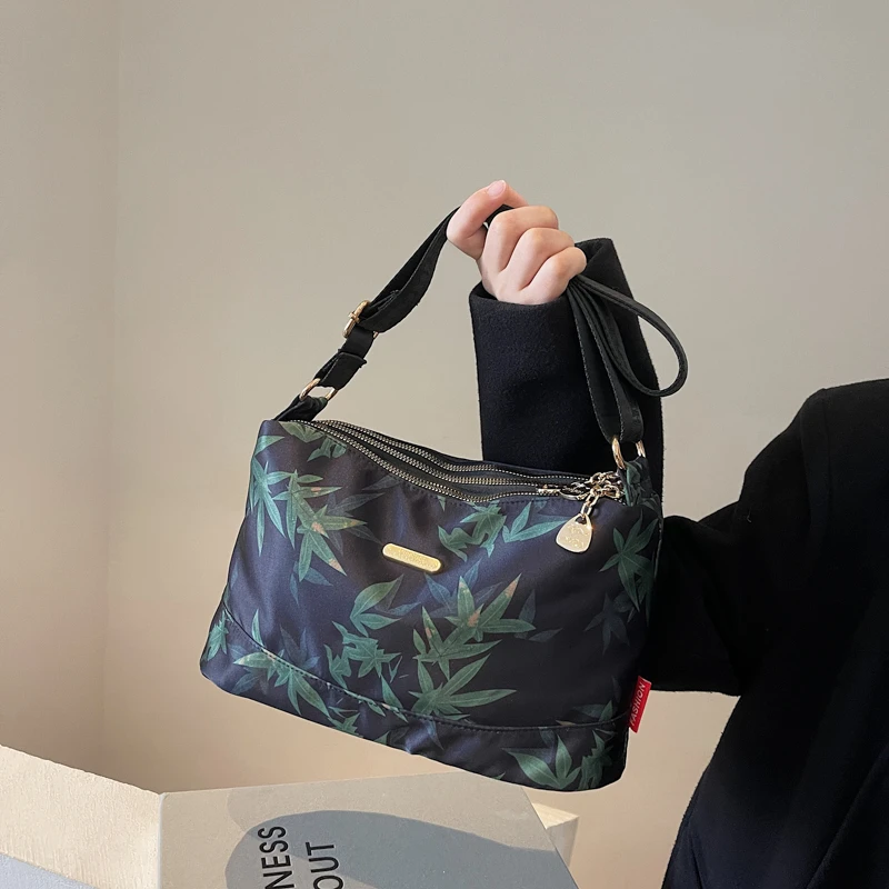 休闲包包女三层拉链潮流单肩包斜挎包枫叶印花大容量百搭洋气质