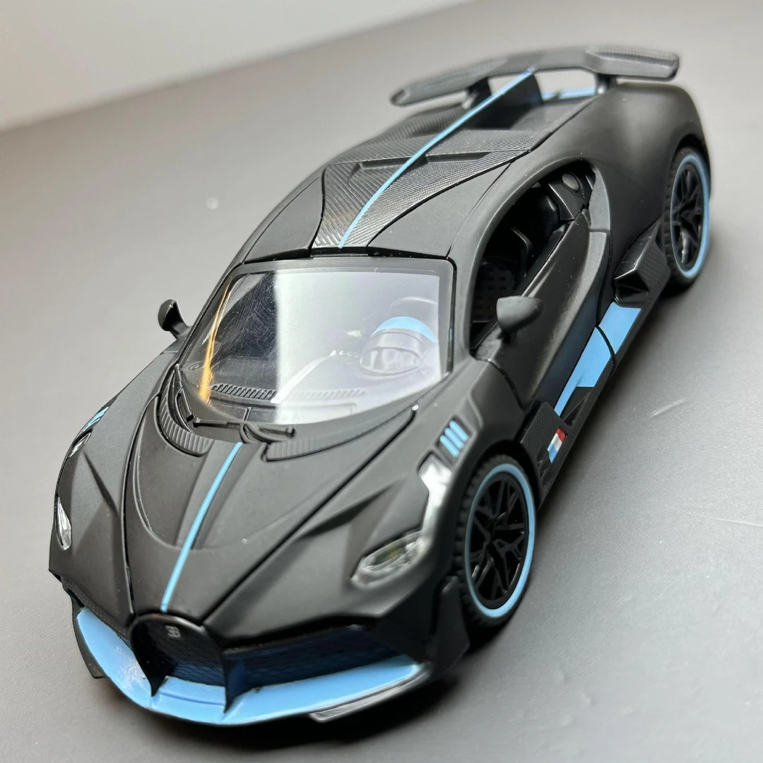 潮玩合金汽车模型1:32布加迪DIVO 收藏摆件声光开门回力玩具跑车