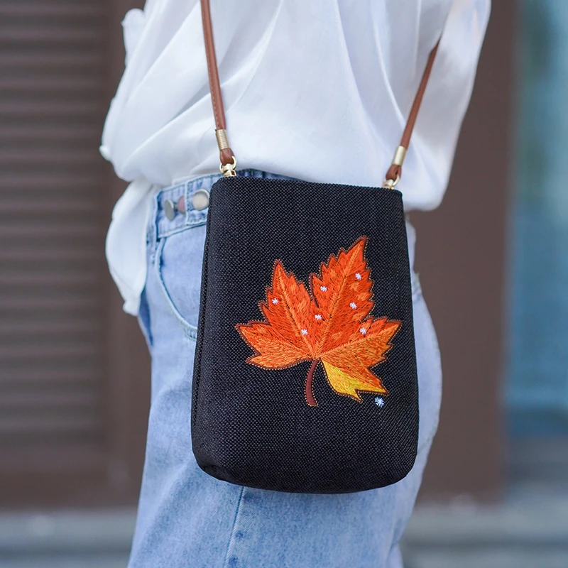刺绣休闲手机包女斜挎2024新款迷你小包高级感女式散步包包