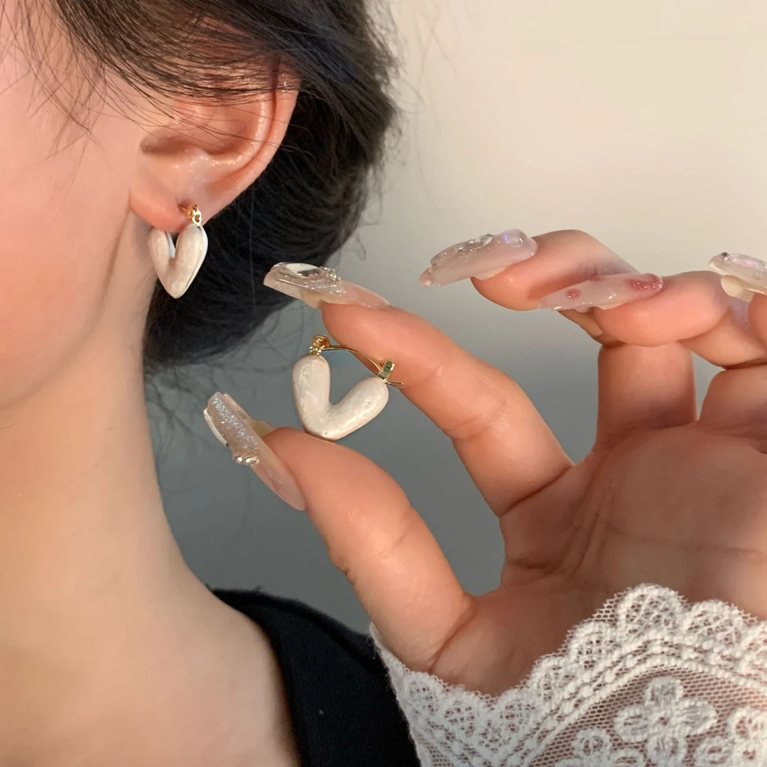 铜合金玻璃耳饰 轻奢高级感白色滴釉爱心耳环女小巧精致时尚耳钉