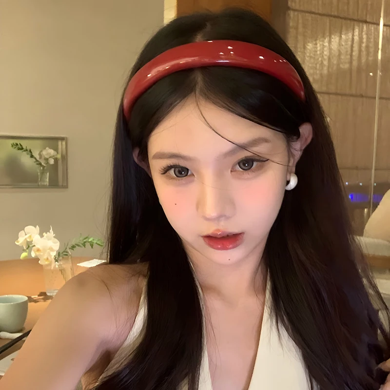 港风红色发箍2025头饰酒红色发饰显白头箍宽边少女简约纯色皮质