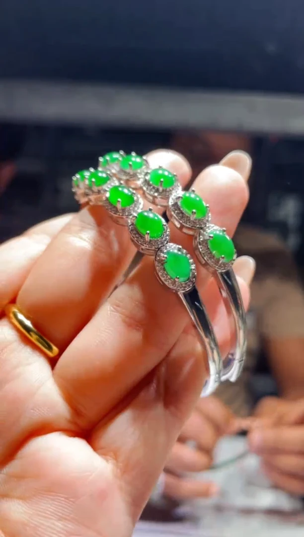 【闪购商品】定制翡翠未镶嵌手镯-多样性发货拍一发一（其一）