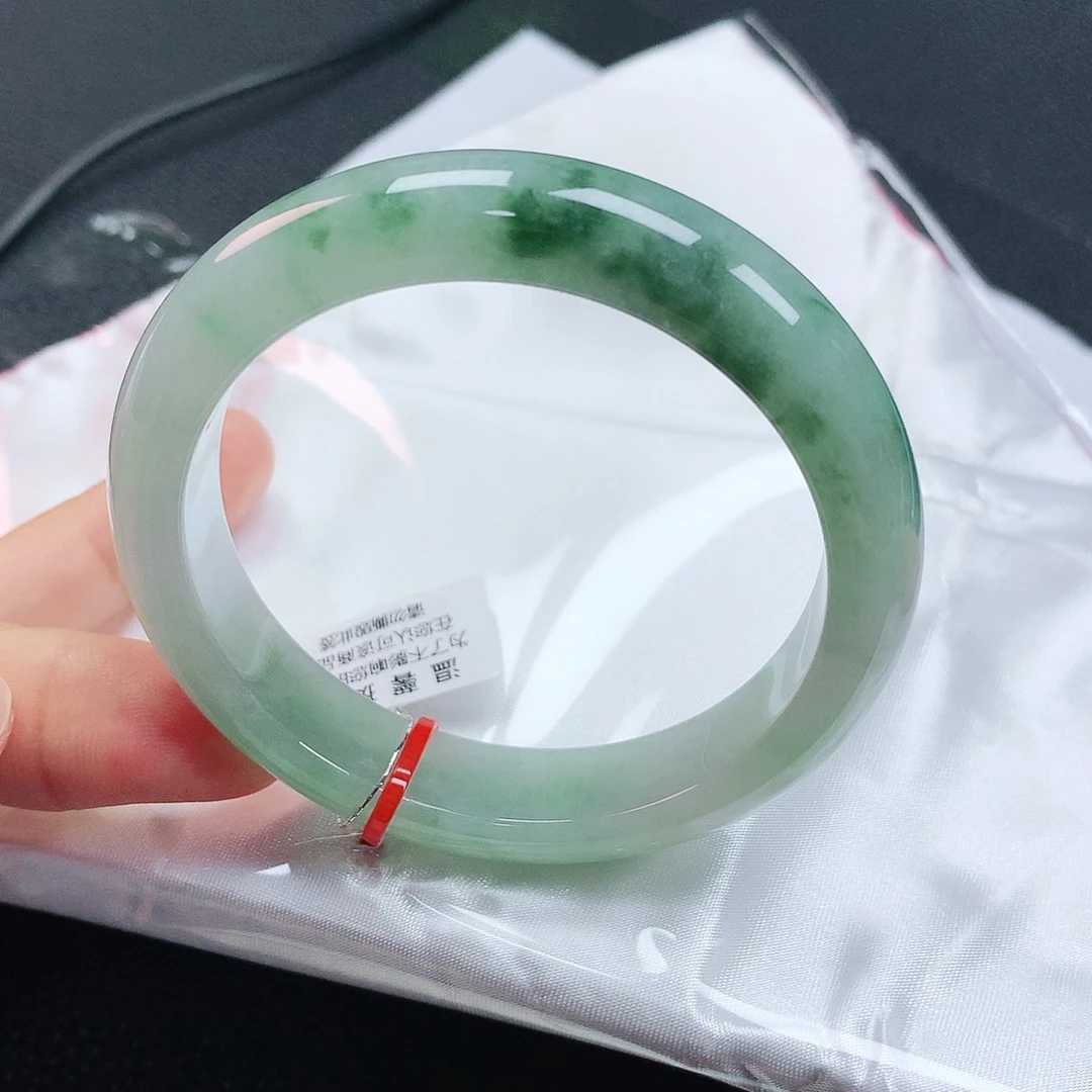 翡翠手镯未镶嵌55圈