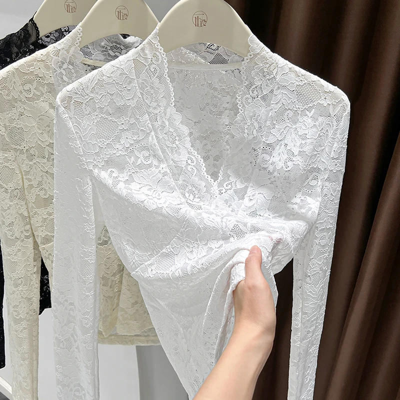 秋冬季蕾丝提花打底衫女花边V领内搭薄纱上衣时尚镂空长袖网纱衣