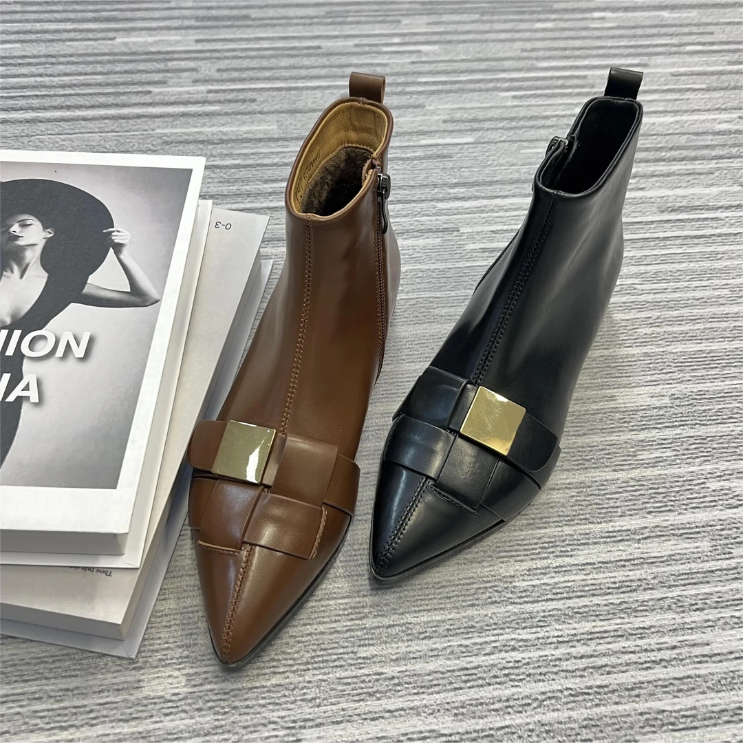 东东秋冬新款欧洲站真皮软面编织金属扣尖头时尚平底跟女短靴3311
