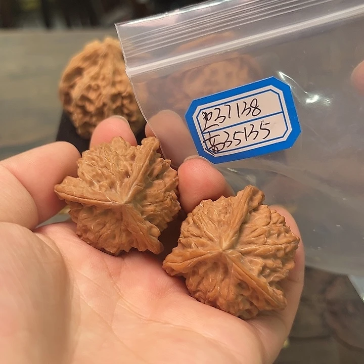 文玩核桃把件盘山三棱