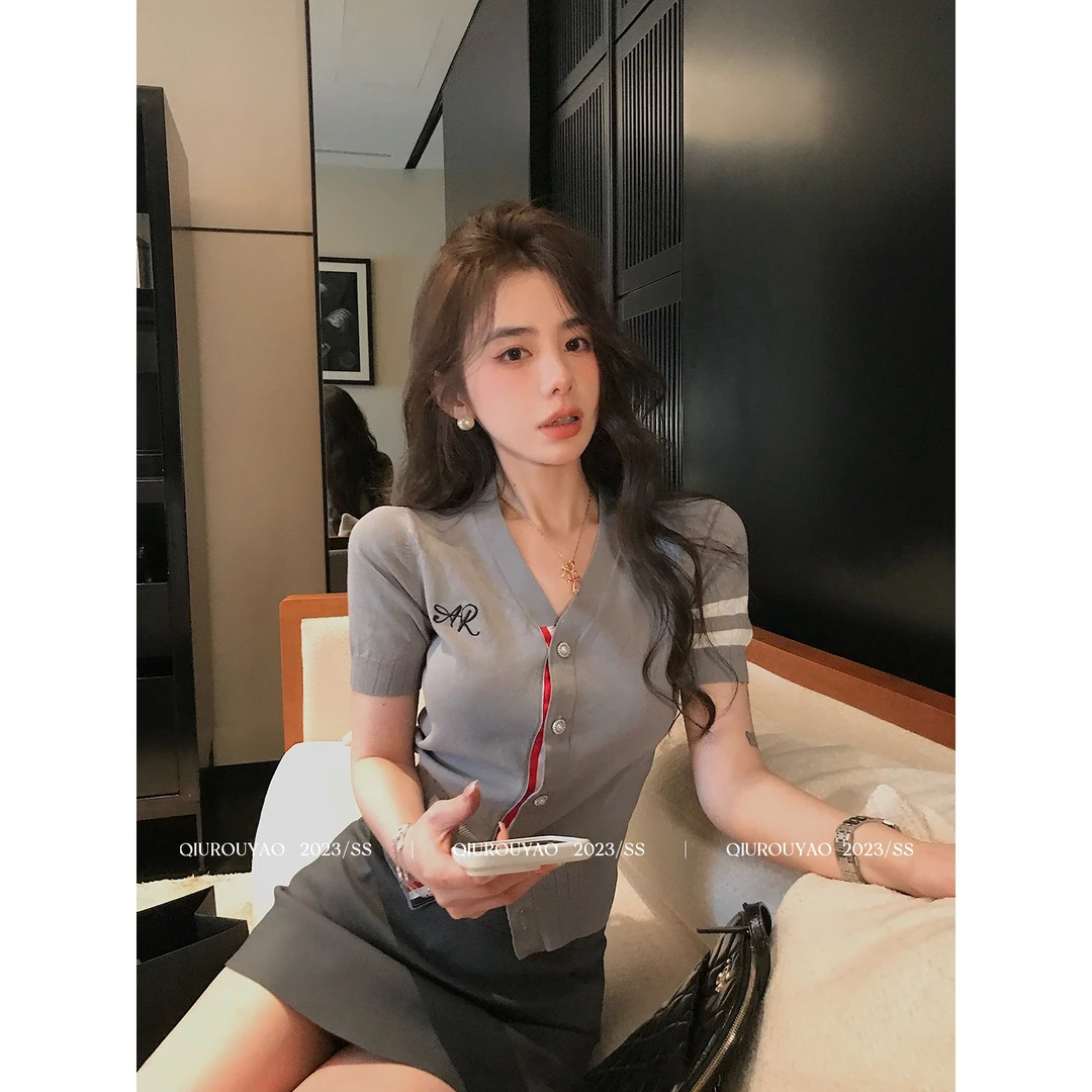 新款纯色V领短袖上衣薄款显瘦字母学院风刺绣针织开衫女秋