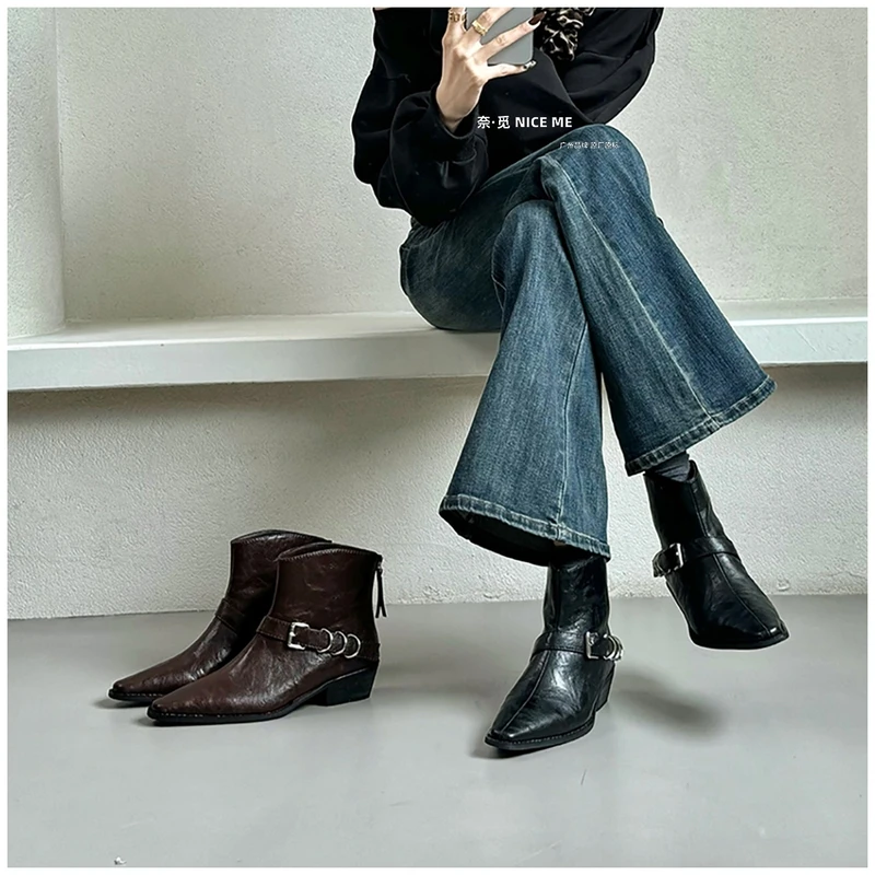 【新品7折】NICE ME~4.5cm复古时装靴尖头马丁靴秋冬款气质粗跟短靴