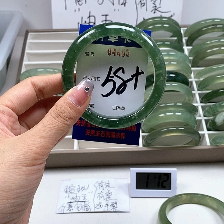 蛇纹石玉手镯未镶嵌