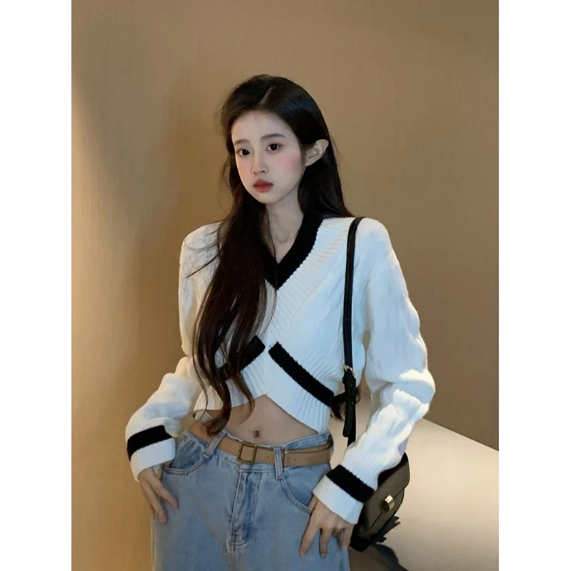 大码微胖mm秋季新款开叉V领长袖针织衫女韩版时尚短款甜辣小上衣