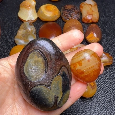 砖雕绿**山马达加斯加奇石手把件