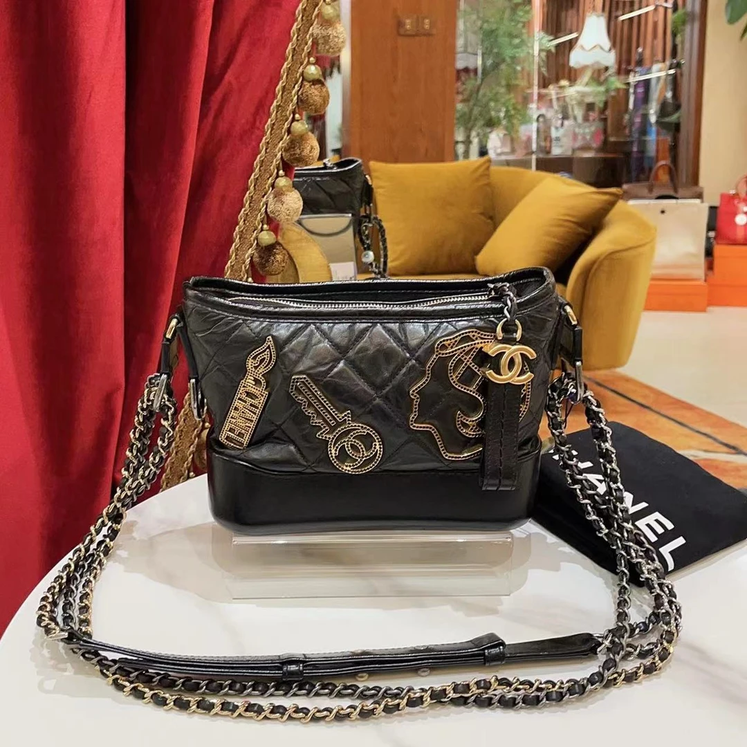 95新 Chanel/香奈儿 GGS萌萌丨徽章流浪小号黑金斜挎包 96732829