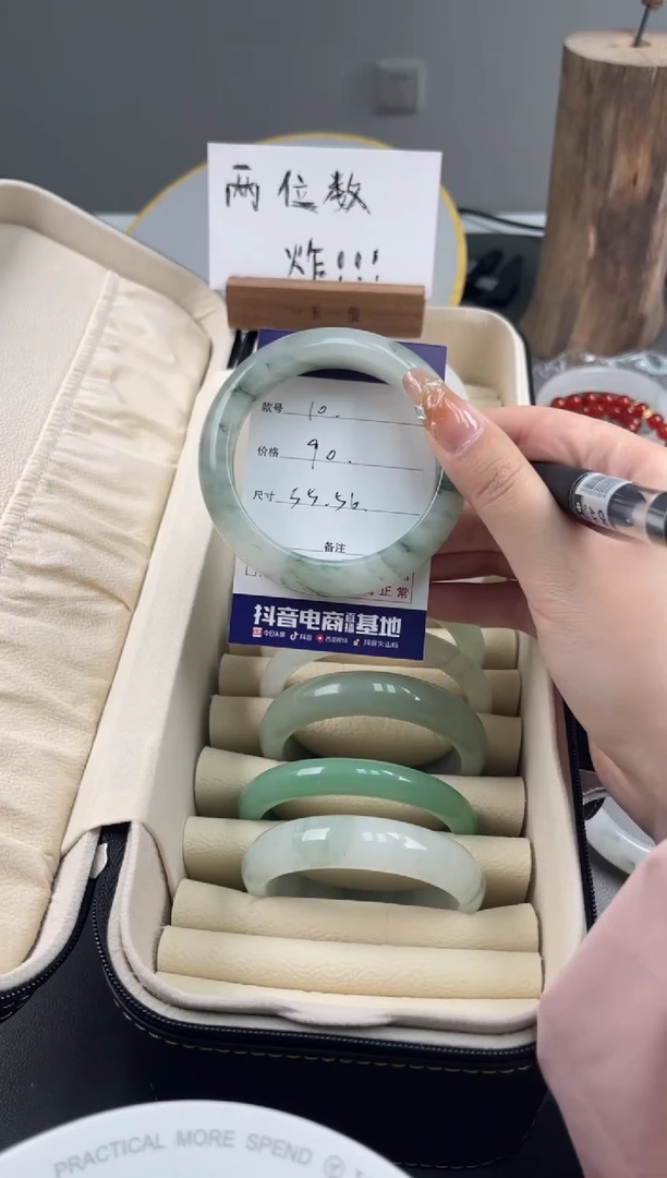 【闪购商品】石英质玉手镯未镶嵌天山翠