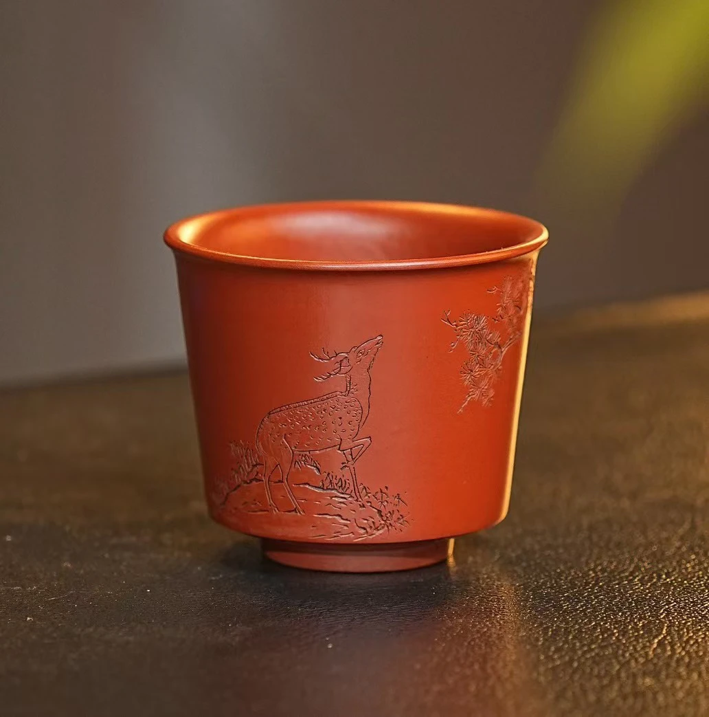 宜兴原矿大红袍泥料手工刻绘小鹿紫砂茶具品茗杯FSY