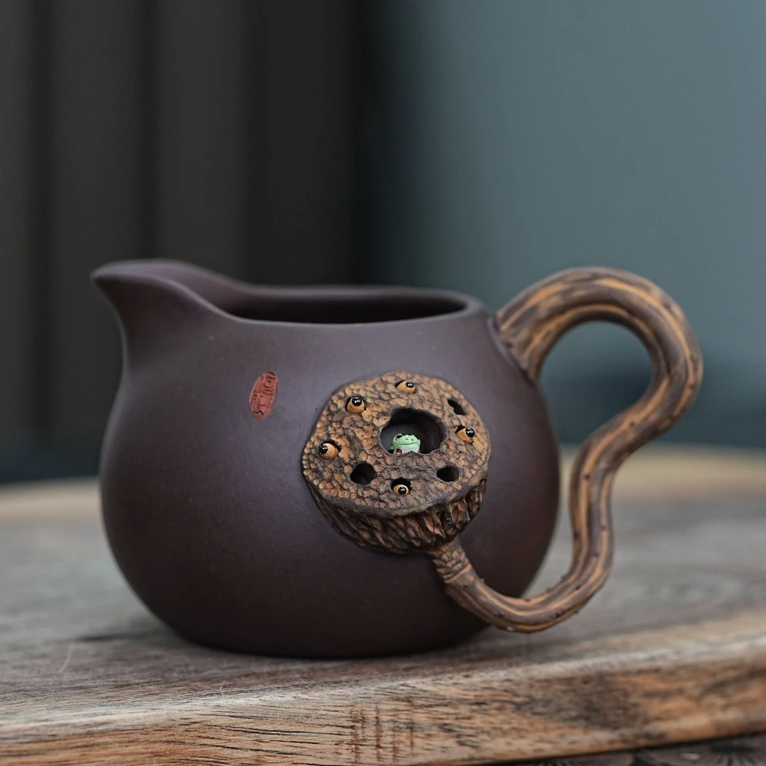 宜兴原矿老紫泥手工浮雕莲蓬青蛙紫砂公道杯 家用分茶复古