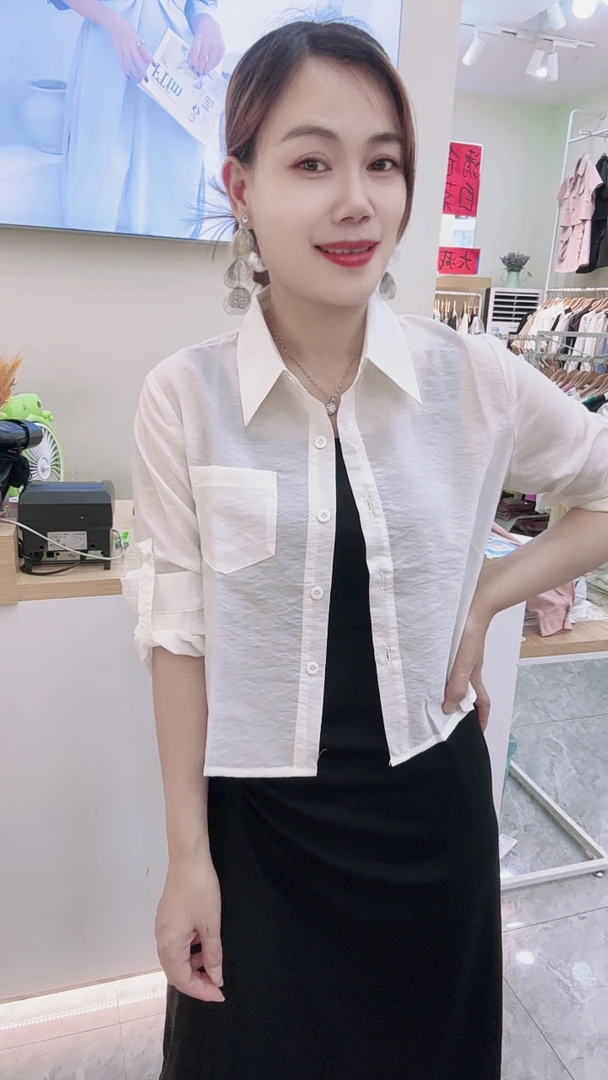 短款长袖衬衫后面开叉