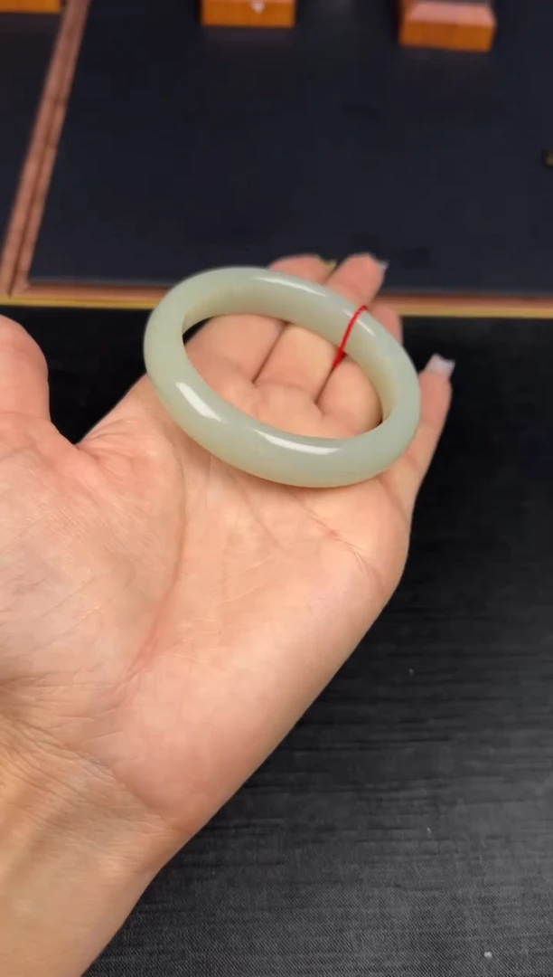 【闪购商品】和田玉手镯未镶嵌且末微色差53