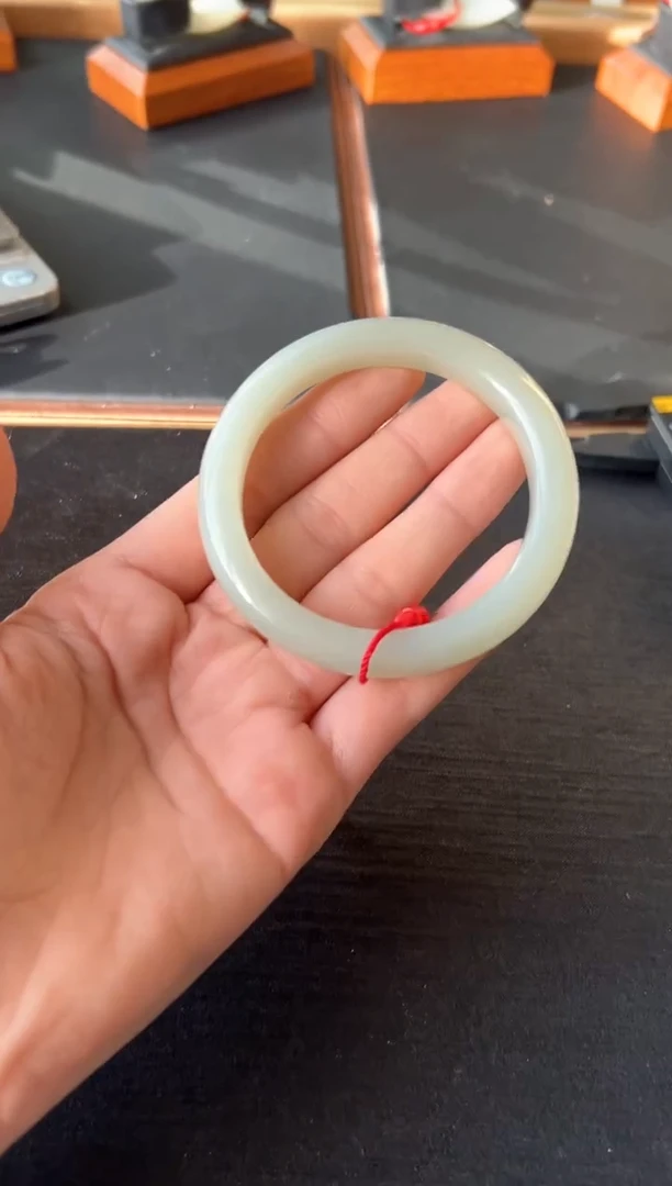 【闪购商品】和田玉手镯未镶嵌且末微色差56+