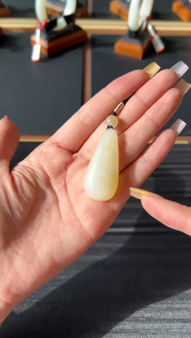 【闪购商品】和田玉吊坠(赠链)未镶嵌且末金山微色差