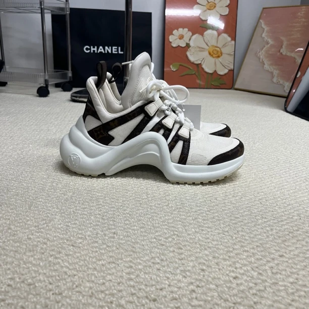 lv 白色 老爹鞋 99新 37码 A1257