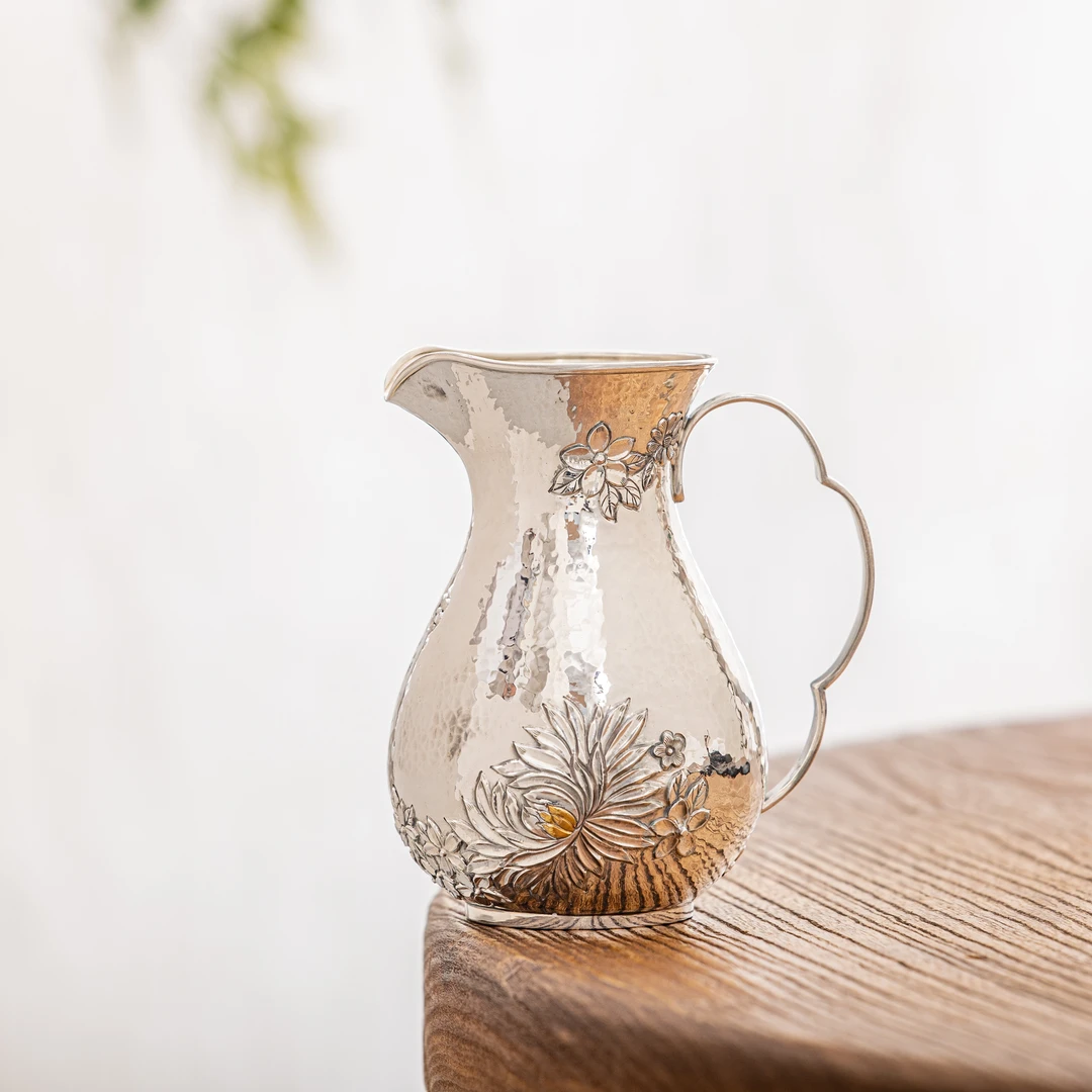 蜂鸟工坊 名匠优选 银把錾刻花朵镶嵌宝石锤纹公杯 MJYXA3032