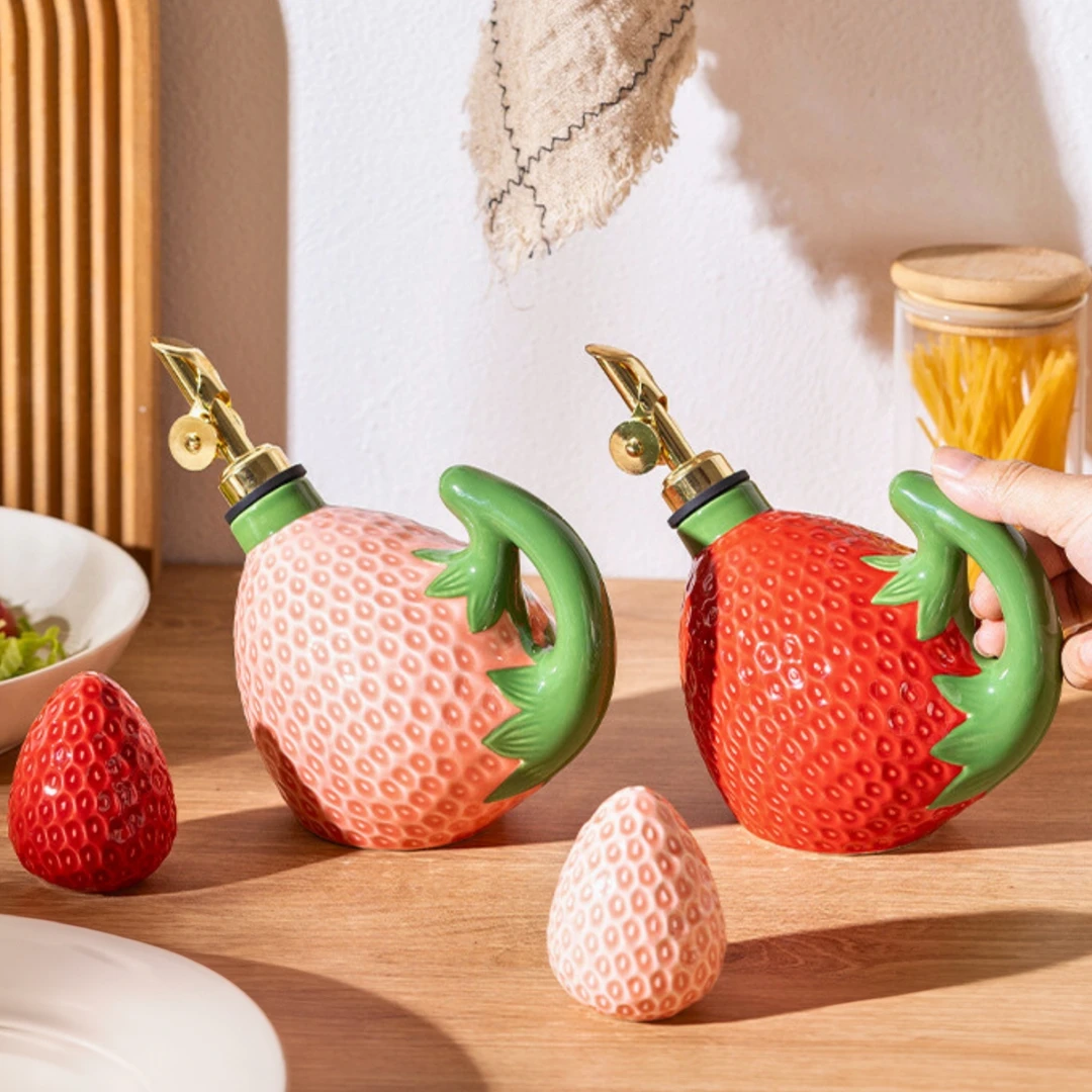 550ml高颜值精美陶瓷草莓油壶加厚陶瓷调料壶