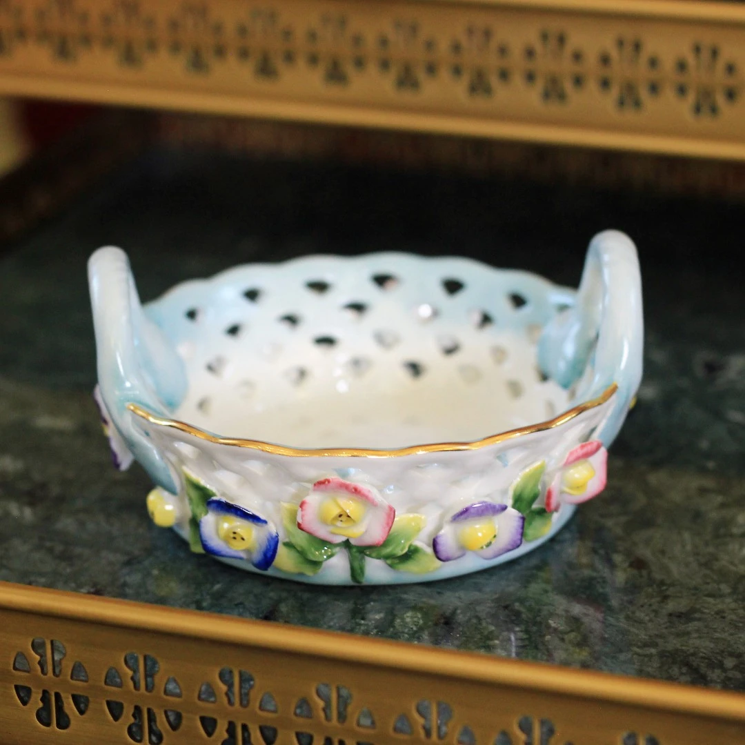 QY-手捏陶瓷花镂空点心盘提篮摆件