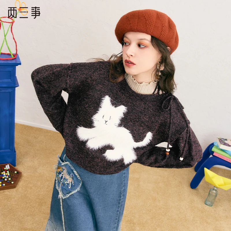 两三事 深冬喵语 2024冬季新款趣味猫咪图案绑带套头毛衣女短款