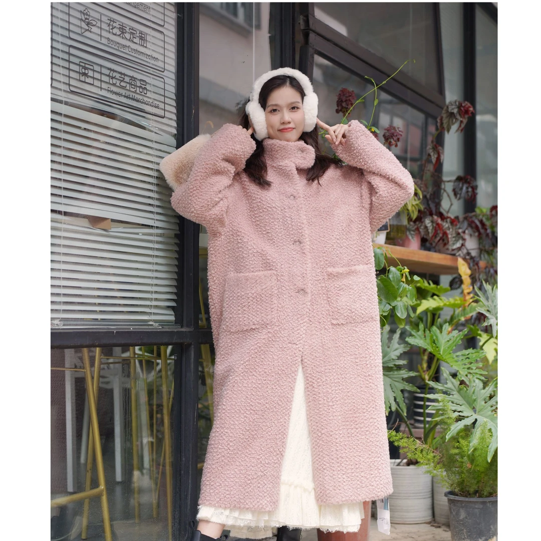 两三事 奶昔映雪 冬季新款简约单排扣长款羊羔绒外套女宽松