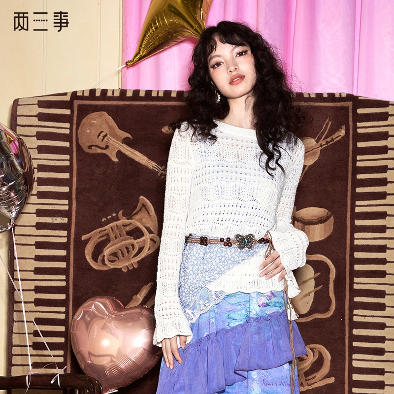 两三事白沙流霜2023秋季新款简约百搭镂空喇叭袖长袖女毛衣针织衫