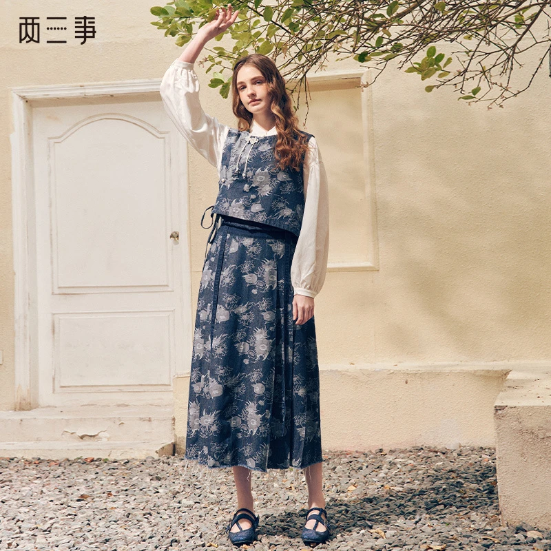 两三事墨染西东2024春季新款复古盘扣印花牛仔两件套女时尚套装