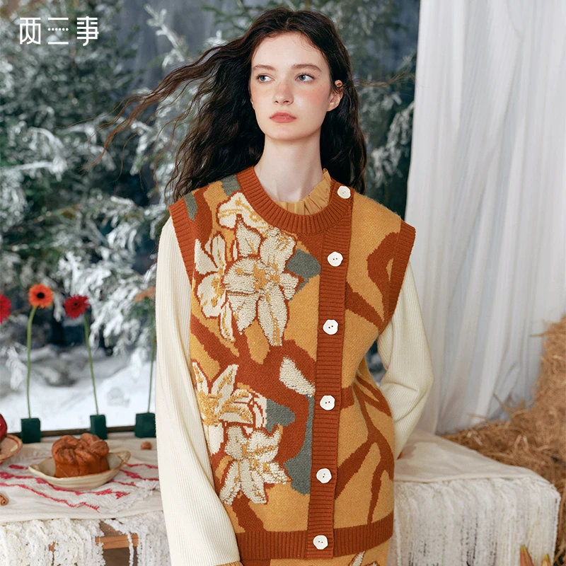 两三事百合织梦2024冬季新款毛巾绣斜边单排扣毛织马甲女宽松马夹