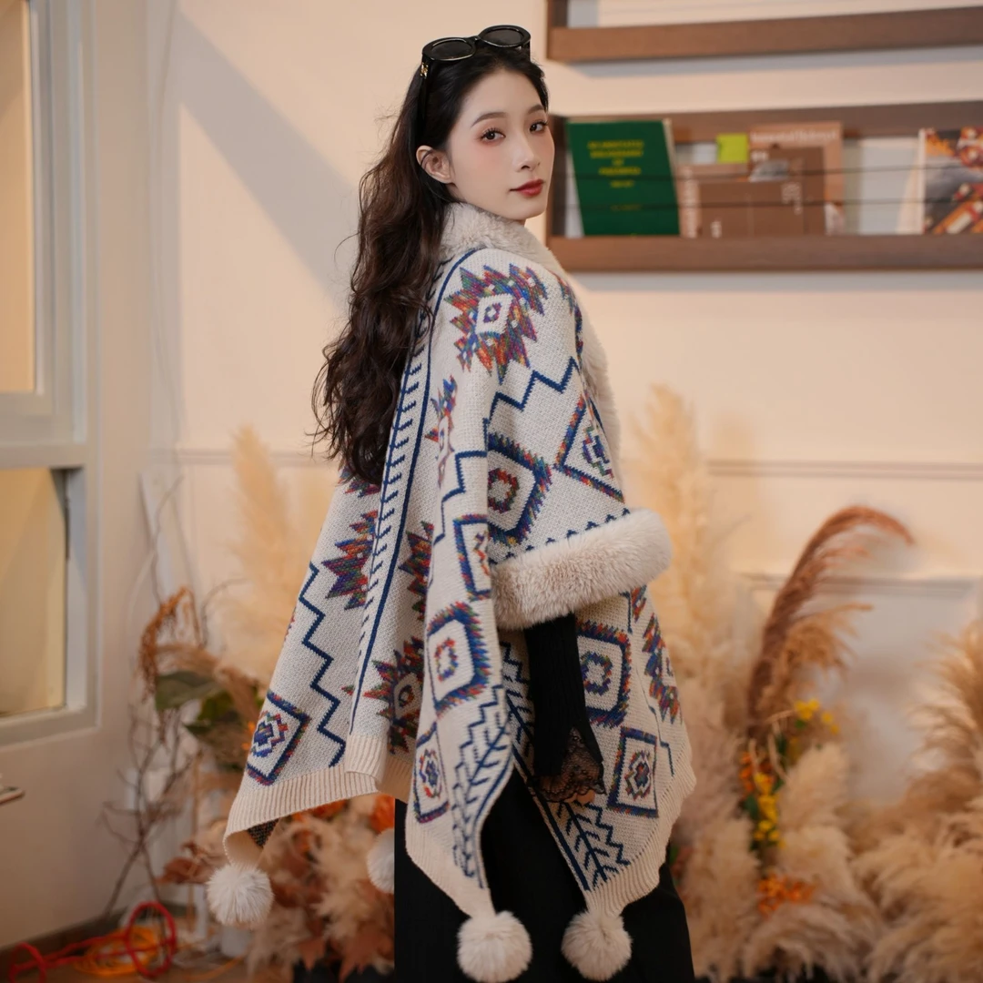 两三事宠粉福利 披肩慵懒风秋冬季松弛感连帽民族风时尚S24DPS037