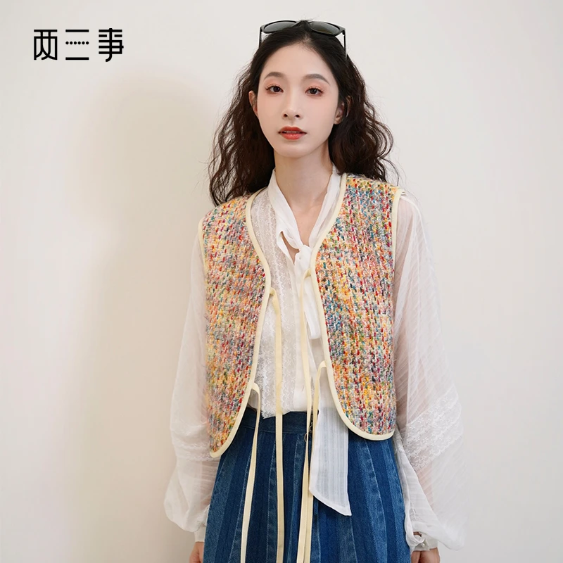 两三事穿梭霓虹2024秋季新款复古胸针装饰花色绑带马甲女宽松马夹