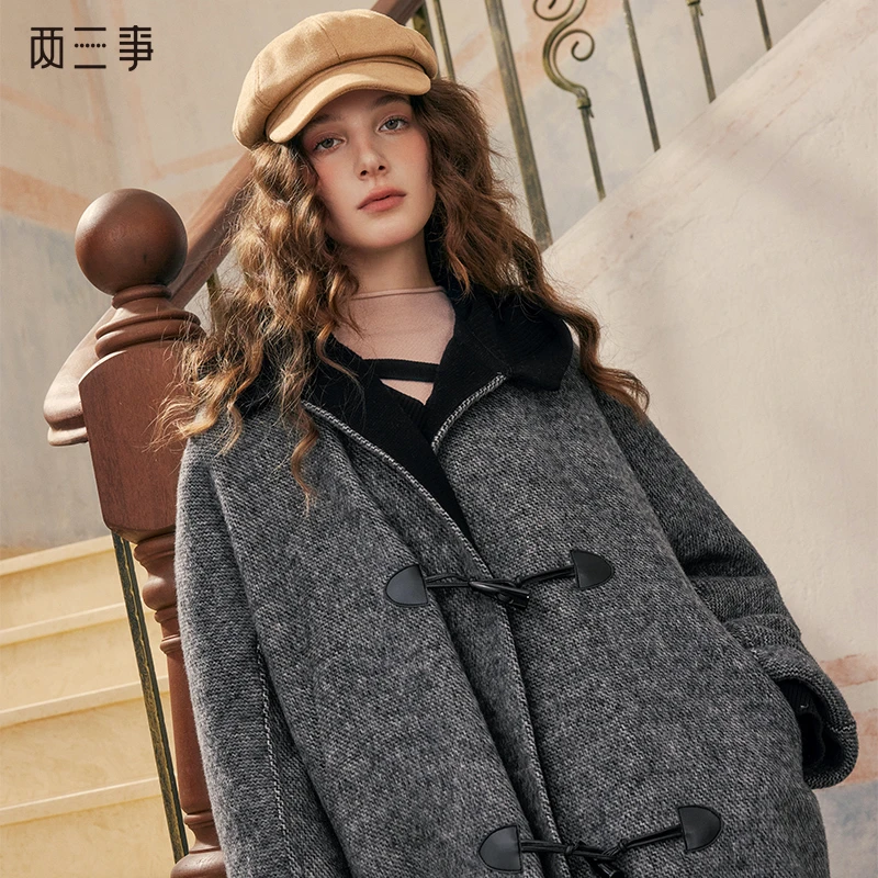 两三事 临冬晚宴 2024冬季新款学院风牛角扣连帽毛呢外套女中长款