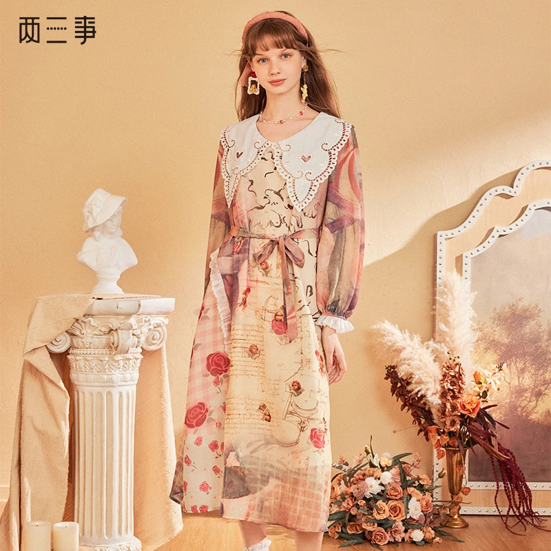 两三事 戏梦如歌 2024秋季新款法式镂空刺绣大翻领印花连衣裙