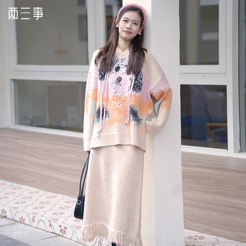 两三事 花漾纷繁 2024冬季新款时尚流苏下摆针织高腰半身裙长裙