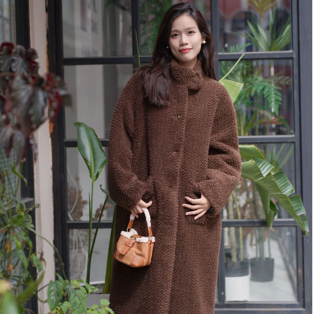 两三事 奶昔映雪 2024冬季新款简约单排扣长款羊羔绒外套女宽松