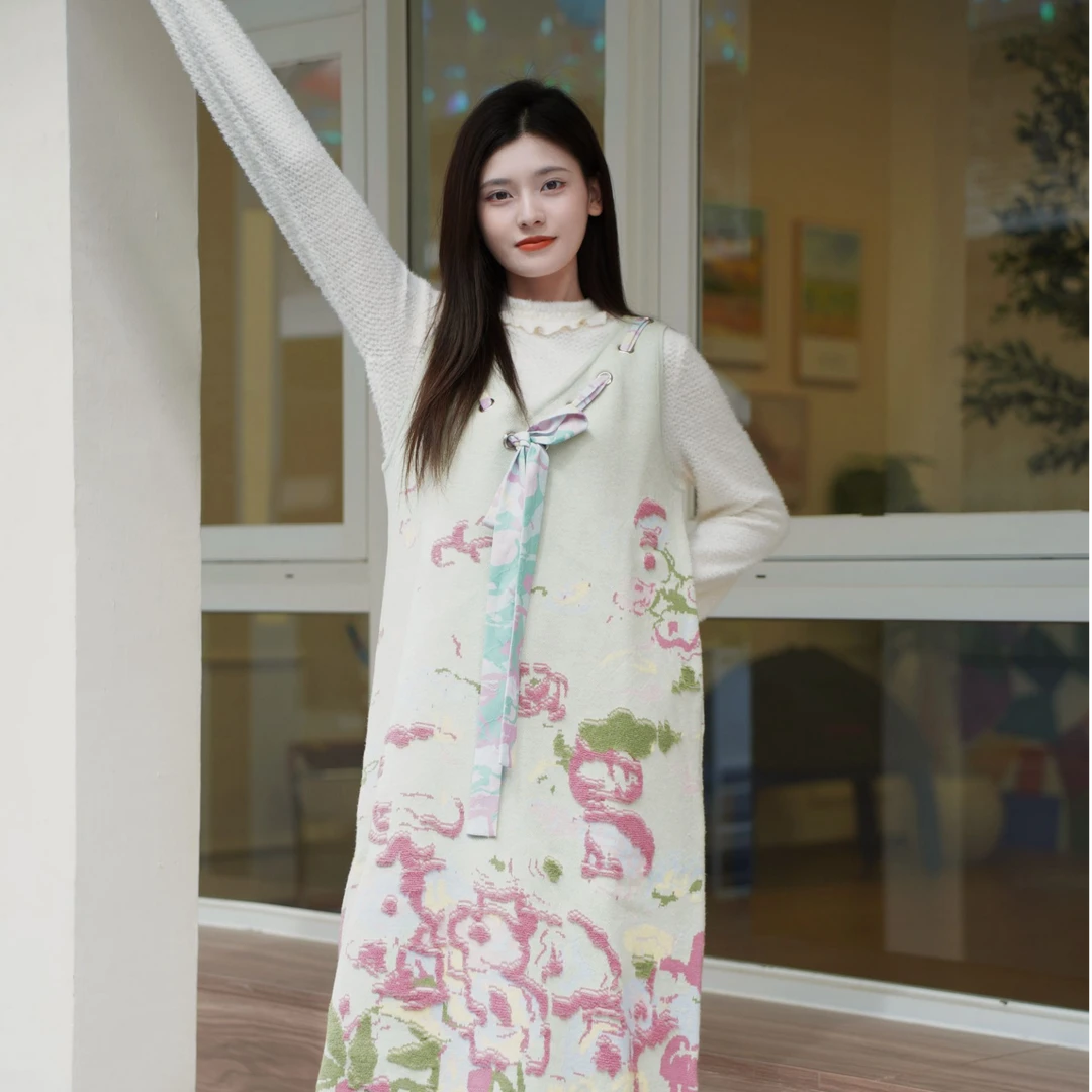 两三事梦中花园 2024秋季新款图案绣线边无袖背心裙毛织连衣裙