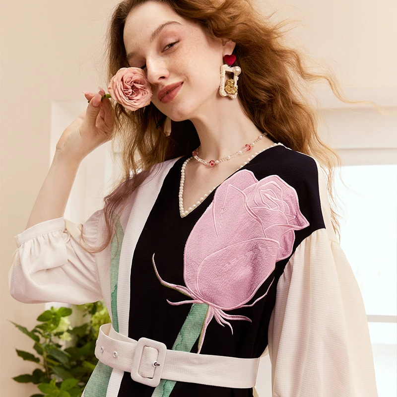 两三事玫色盛景2024夏季新款复古玫瑰花刺绣泡泡袖气质系带连衣裙